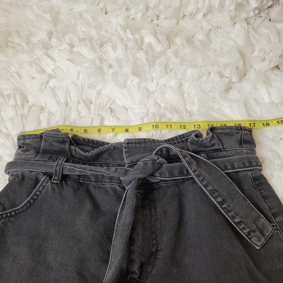 TOPSHOP | 100% COTTON HIGH WAISTED DENIM BLACK WASH MOM JEAN PAPER BAG SHORTS 12 - Picture 13 of 17